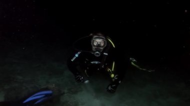 Scuba diver derin sualtı Yüzme.