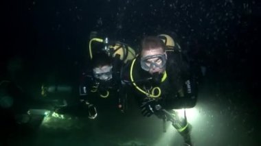 Scuba diver derin sualtı Yüzme.