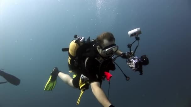 Scuba diver mély víz alatti úszás. — Stock videók