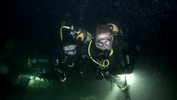 Dykker svømmer dybt under vandet . – Stock-video