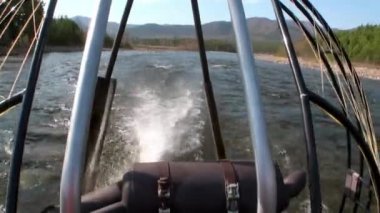 Dağ nehri Temnik 'te bir bataklık uçağı. .