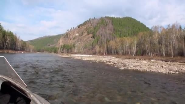 Luftschiff-Segelflugzeug auf dem Gebirgsfluss Temnik . — Stockvideo