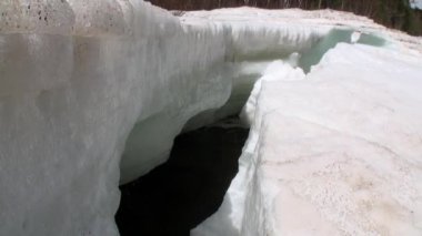 Rusya 'nın Sibirya' daki Temnik Dağı 'nda kar eriyor.
