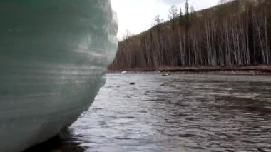 Rusya 'nın Sibirya' daki Temnik Dağı 'nda kar eriyor.