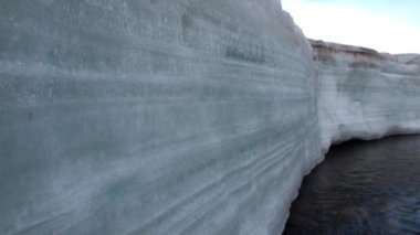 Rusya 'nın Sibirya' daki Temnik Dağı 'nda kar eriyor.