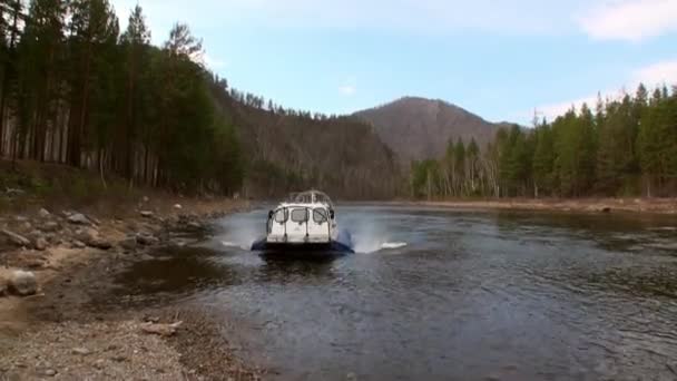 Dağ nehri Temnik 'teki bataklık teknesi . — Stok video