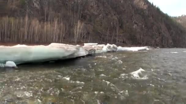 Sneeuw smelt op de berg rivier Temnik in Siberië van Rusland. — Stockvideo