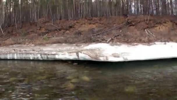 Ufer des Gebirgsflusses Temnik. — Stockvideo