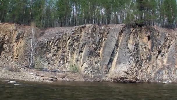 ロシアのシベリアの山にあるロッキー川の銀行. — ストック動画