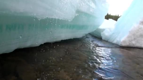 Sauberes Wasser und steinerner Felsgrund im Frühling im Gebirgsfluss Temnik. — Stockvideo