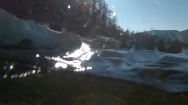 Rusya 'nın Sibirya bölgesindeki Temnik Dağı' ndaki video kameraya su bırakıyor..