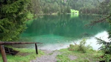 Fernsteinsee zümrüt yeşil dağ gölü Fernpass Nassereith Avusturya.