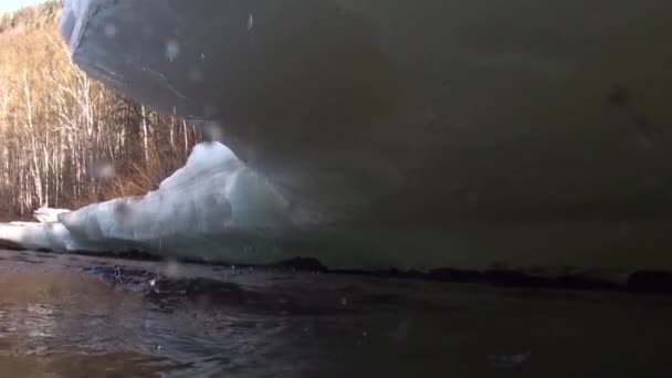 Kapky vody na videokameru v horské řece Temnik na Sibiři Ruska. — Stock video