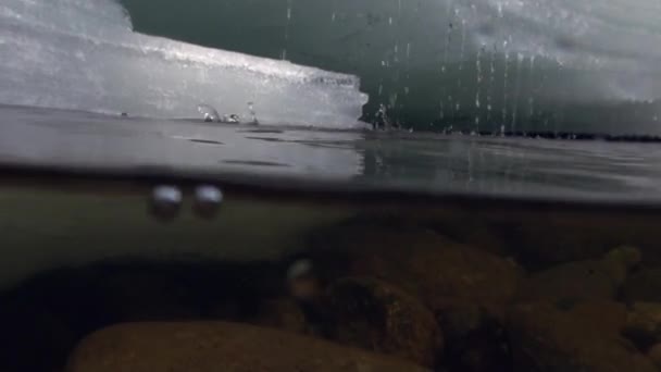 Gotas de agua en la cámara de vídeo en el río de montaña Temnik en Siberia de Rusia. — Vídeos de Stock