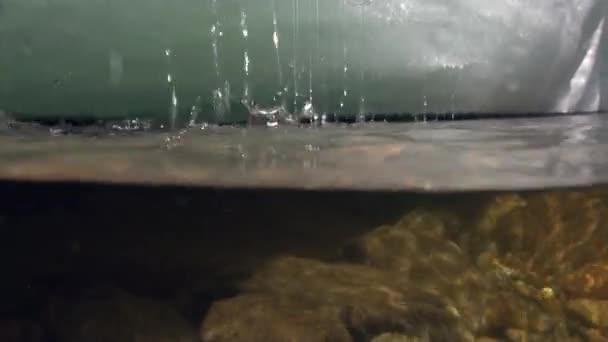Gocce l'acqua sulla videocamera in fiume di montagna Temnik in Siberia di Russia. — Video Stock
