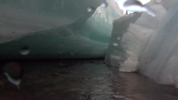 Kropla wody na kamerę wideo w górskiej rzece Temnik na Syberii Rosji. — Wideo stockowe