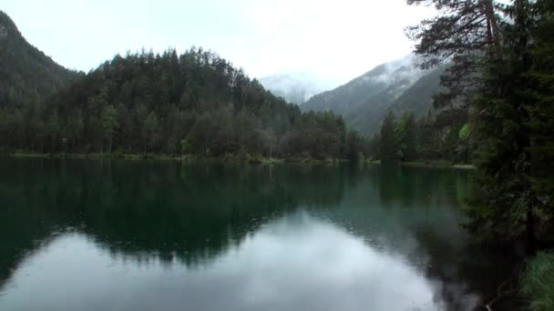 Смарагд зелені гірські озера Fernsteinsee в Fernpass в Nassereith Тіроль. — стокове відео