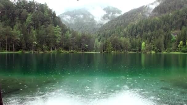 Fernpass Nassereith Tyrol'deki / daki Fernsteinsee zümrüt yeşil dağ gölü. — Stok video