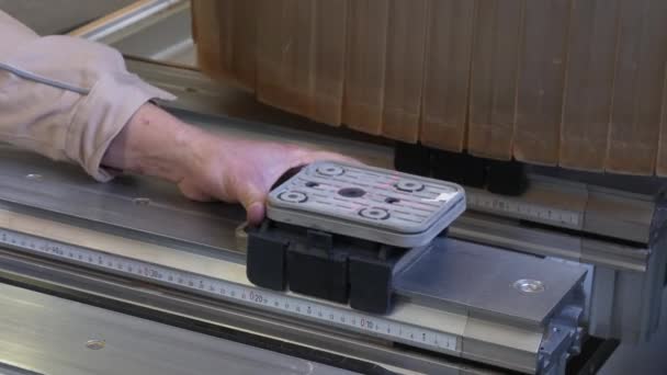 Lasermarkierung auf Maschine Holz cnc für industrielle Möbelproduktion. — Stockvideo