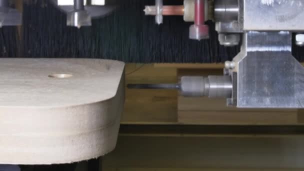 Boren op frezen machine hout Cnc voor de productie van industriële meubels. — Stockvideo