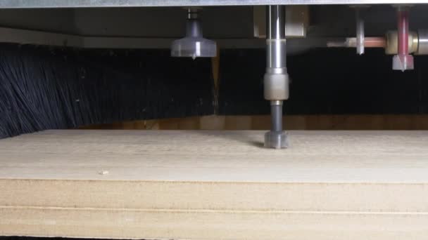 Fresatrice CNC in legno per la produzione di mobili industriali . — Video Stock