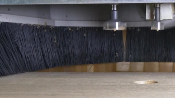 Frézování dřeva stroj Cnc pro výrobu průmyslového nábytku. — Stock video