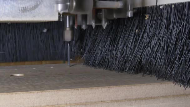 Cnc frezen machine hout voor de productie van industriële meubels. — Stockvideo