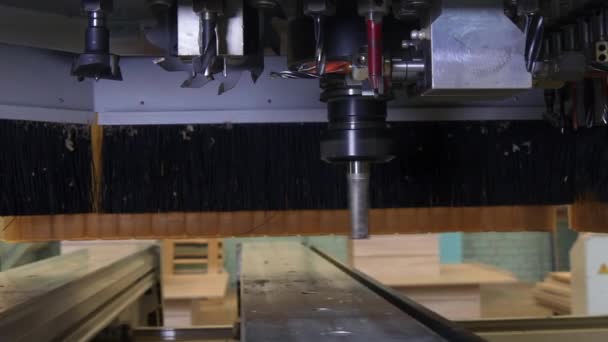Fresadora de madeira CNC para produção de móveis industriais . — Vídeo de Stock
