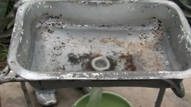 Ekvator satırı Galapagos Ekvator yakınlarında su ile deneme.