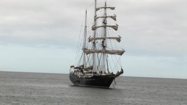 Sailboat on background of blue water surface in Pacific Ocean. — Stock Video