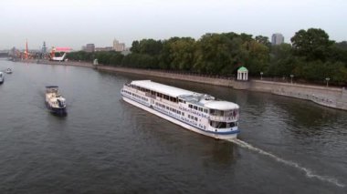 River seyir zevki yolcu yat üzerinde.
