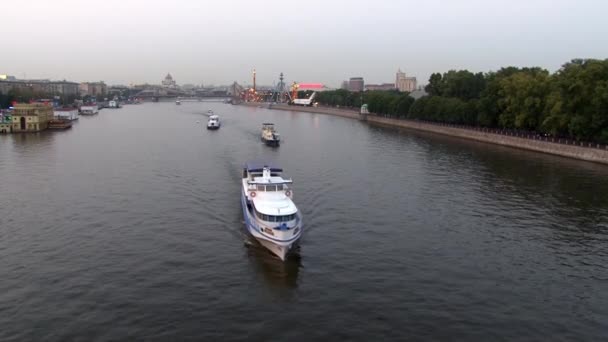 Moscow river cruise on pleasure passenger yacht. — Stock Video