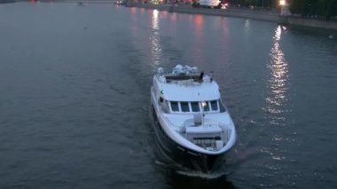 Moskova Nehri yatlar.