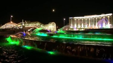 Çeşmeler gece Avrupa Moskova Meydanı'nda ışık ultraviyole renkleri ile.