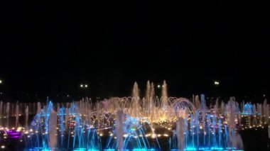 Geceleri Moskova 'da dans eden çeşmeler.
