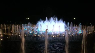 Geceleri Moskova 'da dans eden çeşmeler.