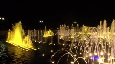 Geceleri Moskova 'da dans eden çeşmeler.
