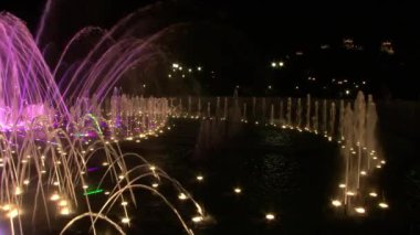 Geceleri Moskova 'da dans eden çeşmeler.