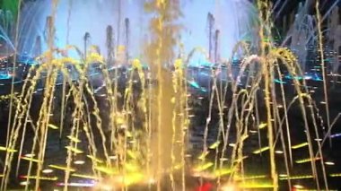 Ağır çekim çeşmeler Moskova geceleri dans.