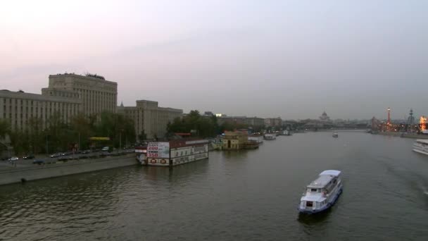 Moskou-rivier cruise op plezier passagier jacht. — Stockvideo