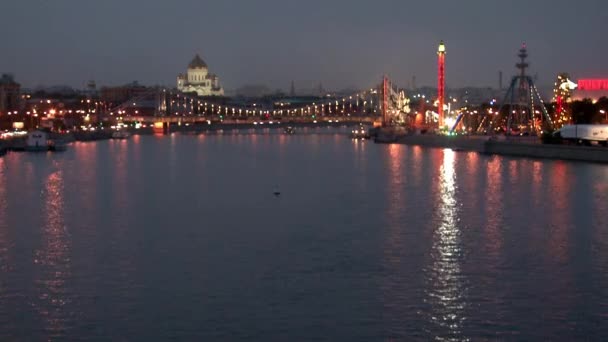 Wiszący most Krymski samochodu nad rzeką Moskwa wieczorem Rosji. — Wideo stockowe