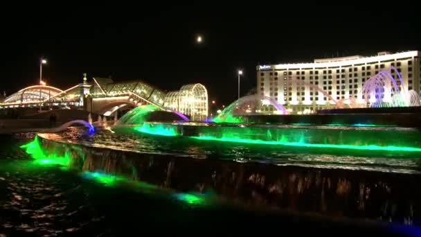 Fountains with light ultraviolet colors in square of Europe in Moscow at night. — Stock Video