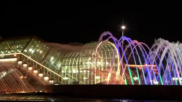 Moskva v noci na pozadí svítící fontána. — Stock video