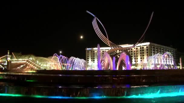 Moskwa w nocy na tle świetlista fontanna. — Wideo stockowe
