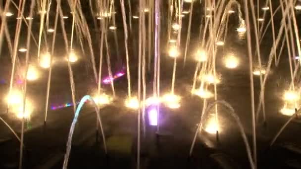 Fontaines colorées dansantes à Moscou la nuit . — Video
