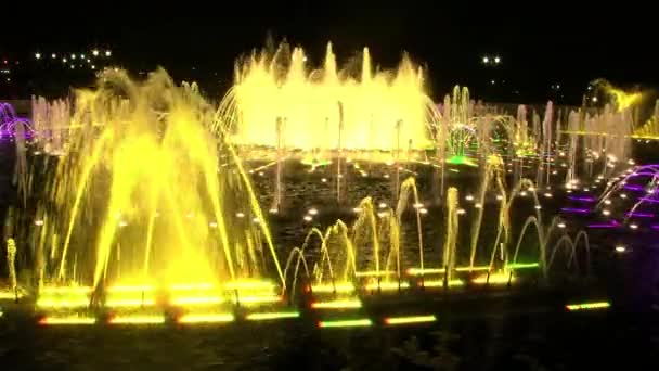 Dancing fountains in Moscow at night. — Stock Video