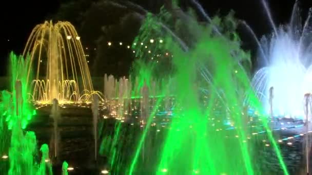 Dancing fountains in Moscow at night. — Stock Video