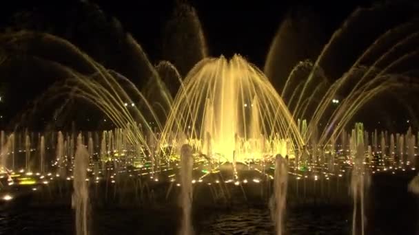 Tančící fontány v noci v Moskvě. — Stock video