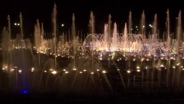 Dansande fontäner i Moskva på natten. — Stockvideo