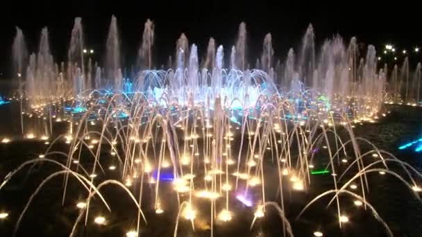 Dancing fountains in Moscow at night. — Stock Video